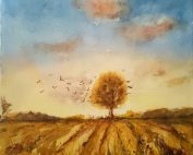 Una pintura al acuarela de la artista malagueña Alicia Prado que representa un atardecer sobre un campo. El cielo está pintado con colores cálidos y vibrantes, desde el naranja al rojo, con nubes blancas esponjosas. El campo está pintado con colores más fríos, desde el verde al amarillo, con suaves ondulaciones que se extienden hasta el horizonte.