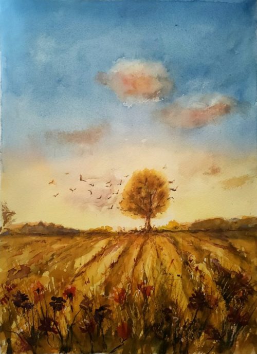 Una pintura al acuarela de la artista malagueña Alicia Prado que representa un atardecer sobre un campo. El cielo está pintado con colores cálidos y vibrantes, desde el naranja al rojo, con nubes blancas esponjosas. El campo está pintado con colores más fríos, desde el verde al amarillo, con suaves ondulaciones que se extienden hasta el horizonte.
