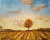 Una pintura al acuarela de la artista malagueña Alicia Prado que representa un atardecer sobre un campo. El cielo está pintado con colores cálidos y vibrantes, desde el naranja al rojo, con nubes blancas esponjosas. El campo está pintado con colores más fríos, desde el verde al amarillo, con suaves ondulaciones que se extienden hasta el horizonte.