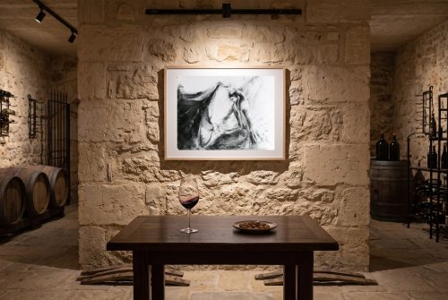 «Bailaora en carboncillo», cuadro original de Alicia Prado, colgado en bodega tradicional en una finca de Jerez