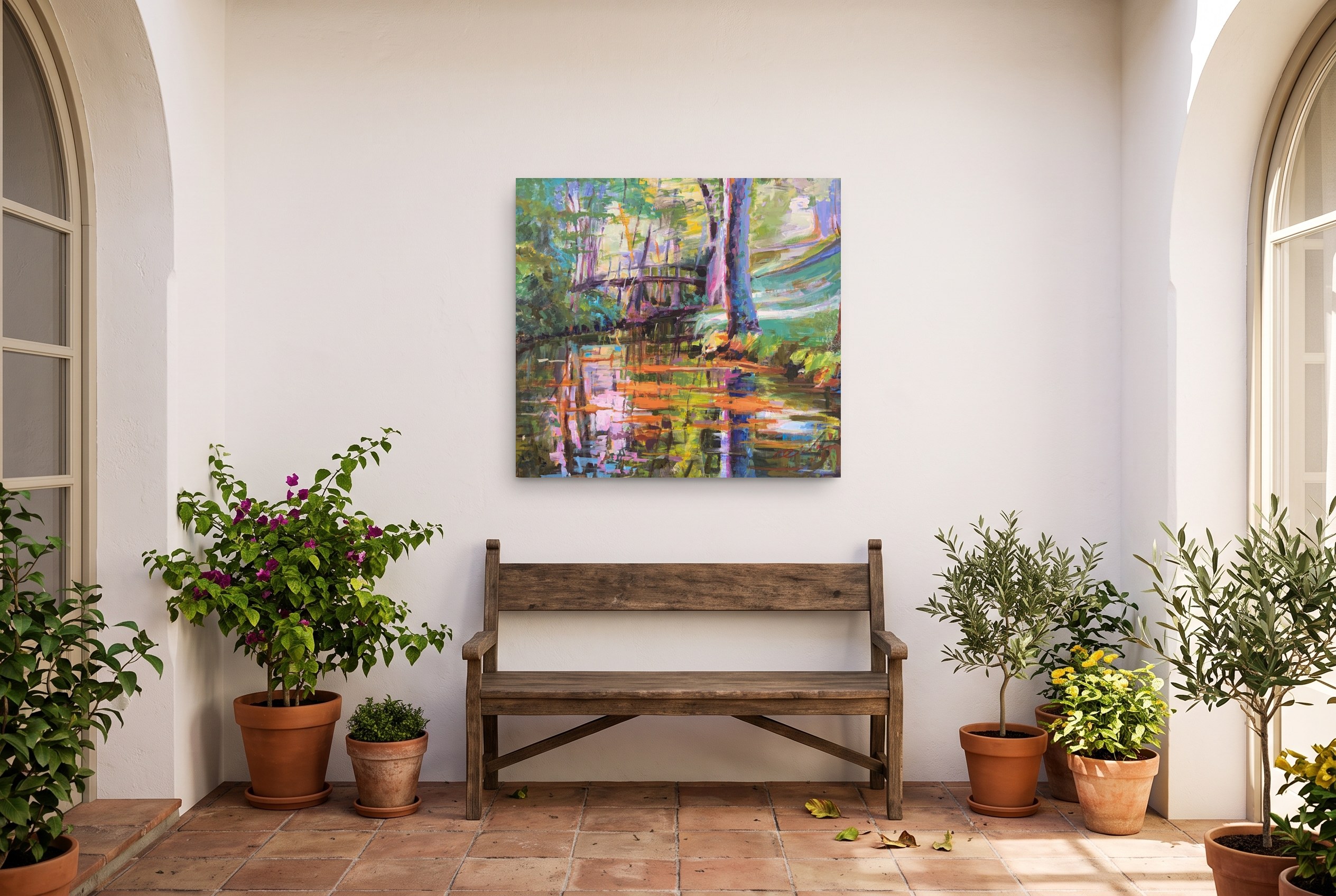 «Bosque encantado», cuadro original de Alicia Prado, colgado en patio andaluz encalado con plantas