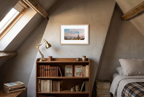 «En el cielo de París», cuadro original de Alicia Prado, colgado en ático abuhardillado en el barrio de Montmartre