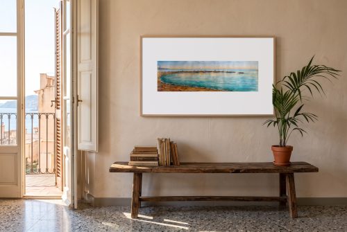«Espigón playa del Palo», cuadro original de Alicia Prado, colgado en salón malagueño de techos altos