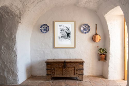 «Gitana del sacromonte», cuadro original de Alicia Prado, colgado en salón de una casa-cueva en el Sacromonte