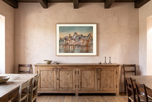 «La manada», cuadro original de Alicia Prado, colgado en comedor de una finca rural malagueña