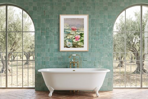 «Nenúfares en flor», cuadro original de Alicia Prado, colgado en cuarto de baño en un cortijo andaluz reformado