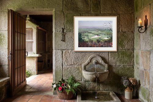 «Valle», cuadro original de Alicia Prado, colgado en zaguán de piedra en un pazo gallego